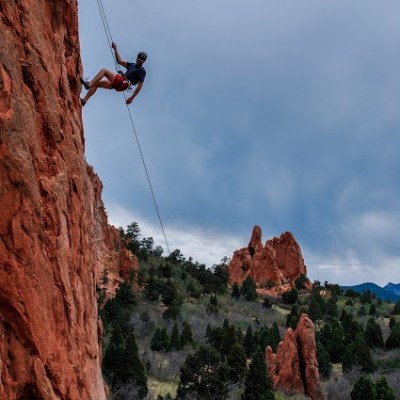 447fab_695589c357464ab1b5839905d66e8d0f Man rock climbing garden of gods in colorado